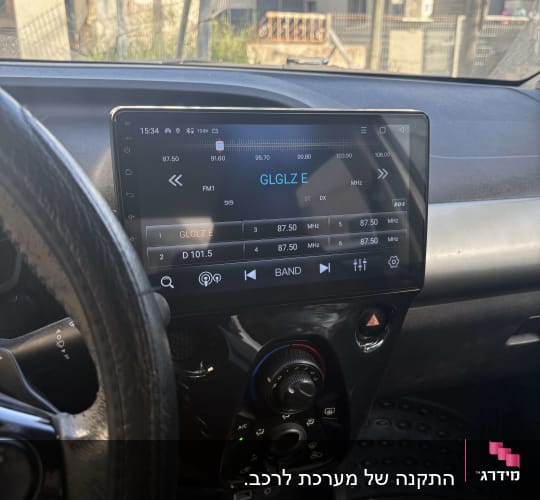 מערכת רדיו ברכב עם תצוגת תחנות